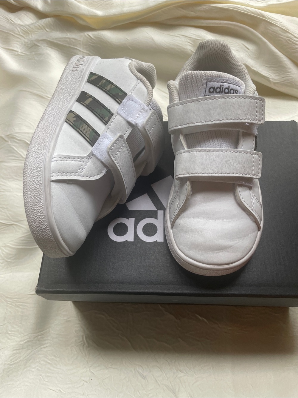 adidas Kids White Sneakers with Green Camo Stripes size 8K